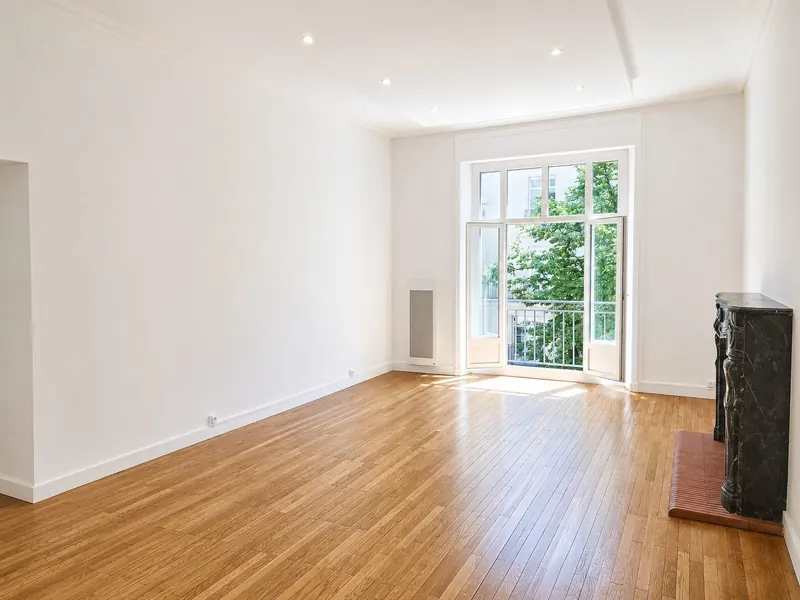 Le séjour, parquet d'origine et porte-fenêtre