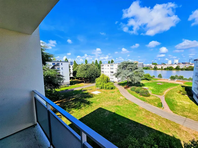 Depuis le balcon : le parc et la Loire